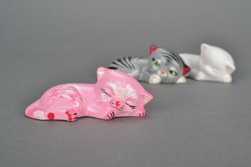 Estatueta de gesso feita em forma do gato cor de rosa - MADEheart.com