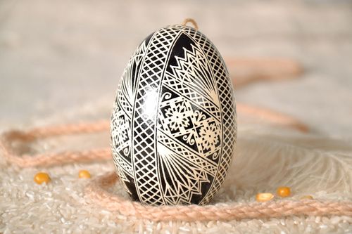 Ovo da Páscoa feito à mão pintado em forma de um pingente  - MADEheart.com