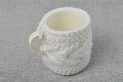 Handmade weiße Porzellan Tasse mit Tassen Wärmer gehäkelt Designer Geschirr  - MADEheart.com