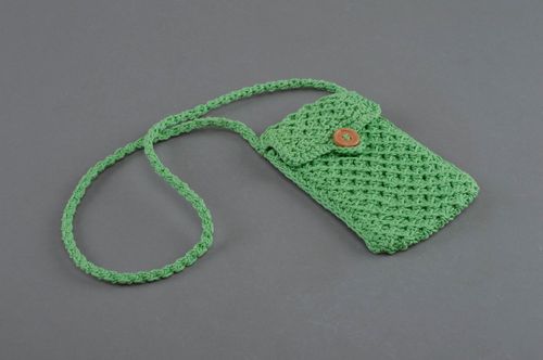 Étui téléphone tricoté en fils de coton fait main accessoire vert avec sangle - MADEheart.com
