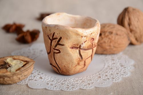 Handgemachtes Keramik Schnapsglas aus Ton mit Glasur bedeckt im Ethno Stil - MADEheart.com
