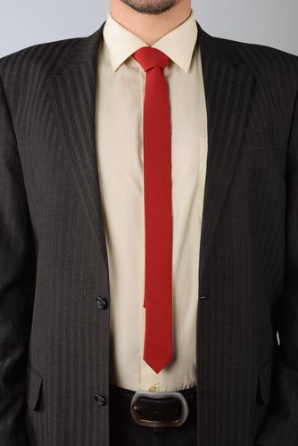 Cravate fine rouge en gabardine faite main  - MADEheart.com