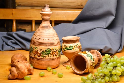 Juego de vajilla artesanal garrafa de cerámica y dos vasos originales pintados - MADEheart.com