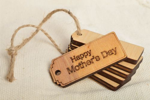 Fourniture étiquette en bois inscription pour maman fait main Happy Mothers Day - MADEheart.com