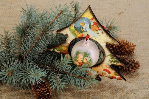 Uma árvore de Natal decorativa com bola em decoupage - MADEheart.com