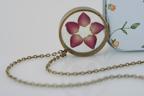 Designer handmade runder Anhänger mit getrockneter Blume an langer Kette für Damen - MADEheart.com