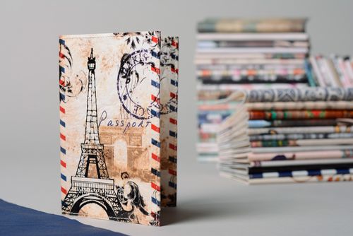Funda para pasaporte artesanal con estampado París - MADEheart.com