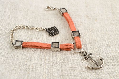 Bracelet métallique avec ancre Bijou fait main couleur pêche Cadeau pour femme - MADEheart.com