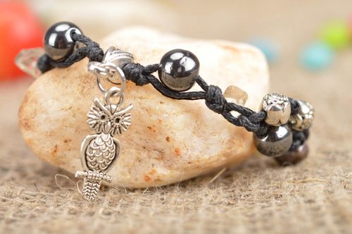 Bracelet tressé avec perles fantaisie et pierres naturelles fait main noir - MADEheart.com