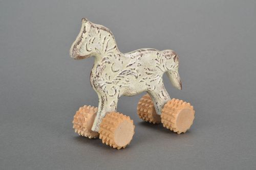 Cheval en bois à roulettes fait main - MADEheart.com