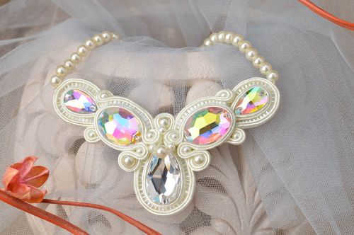 Joli collier soutache festif fait main blanc avec cristaux accessoire cadeau - MADEheart.com