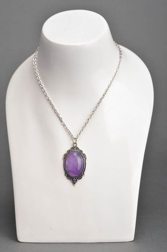 Colgante artesanal metálico con piedra de color lila original con cadenita - MADEheart.com