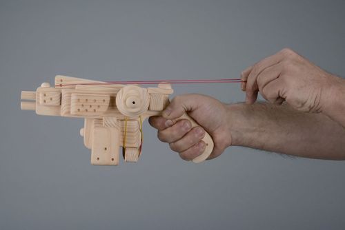 El juguete de madera Bláster - MADEheart.com