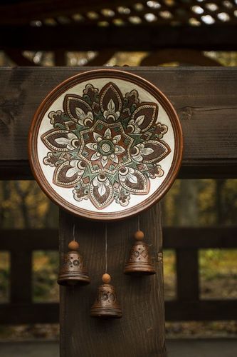 Plato de barro decorativo con campanillas - MADEheart.com