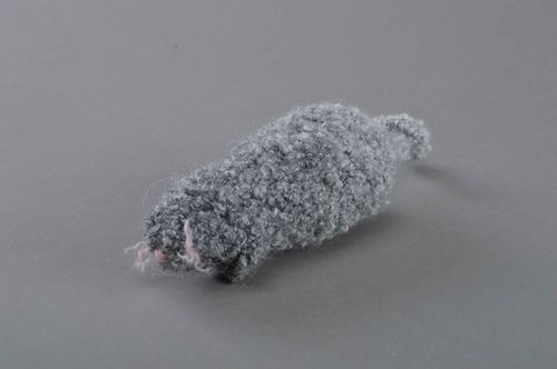 Jouet tricoté en fils de laine et dacrylique fait main pour enfant Souris grise - MADEheart.com