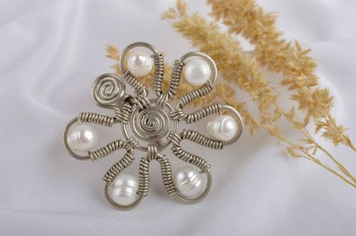 Anillo hecho a mano de metal y perlas bisutería fina regalo para mujer Flor - MADEheart.com