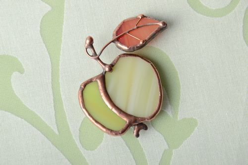 Broche en verre faite main en forme de pomme verte - MADEheart.com