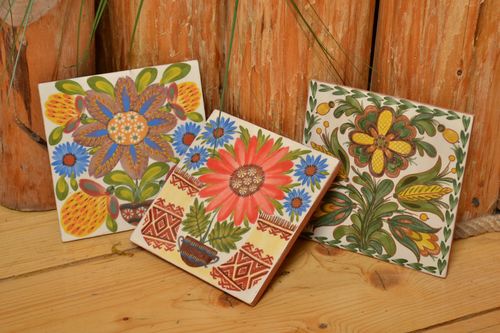 Ceramic handmade tiles painted with engobes set of 3 pieces with flowers - MADEheart.com
