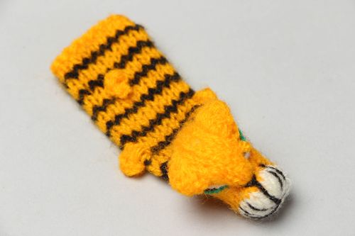 Knitted finger toy tiger - MADEheart.com