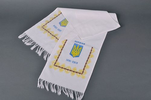 Rouchnyk brodé de blason ukrainien - MADEheart.com