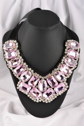 Stoff Halskette handgemachtes Damen Collier Designer Schmuck mit rosa Kristallen - MADEheart.com