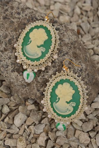 Grüne Ohrringe aus Polymerton und Glasperlen mit Anhängern Künstler Handarbeit - MADEheart.com