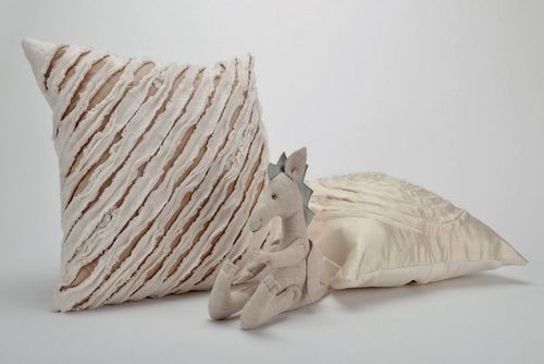 La almohada decorativa de plumón sintético. - MADEheart.com