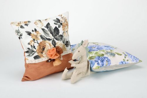 Kissenbezug aus Baumwolle, mit Stoffblumen und Spitze dekoriert - MADEheart.com