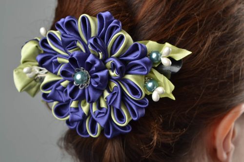 Pinza de pelo con flor de cintas de raso con cuentas artesanal azul original - MADEheart.com