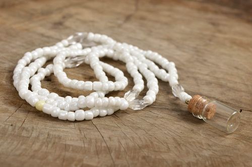 Pendentif fiole Bijou fait main perles fantaisie blanches Accessoire femme - MADEheart.com