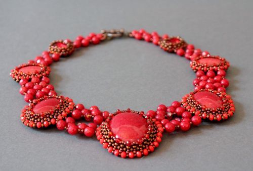 Collar de abalorios de cristal checo, jadeíta y coral “Roksolana” - MADEheart.com