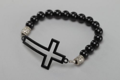 Pulsera artesanal negra de piedra artificial con cruz - MADEheart.com