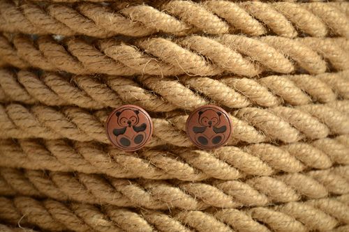 Boucles doreilles puces rondes en argile marron avec pandas faites main - MADEheart.com