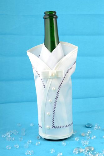Свадебный костюм на бутылку атласный красивый жених белый с вышивкой хэнд мейд - MADEheart.com