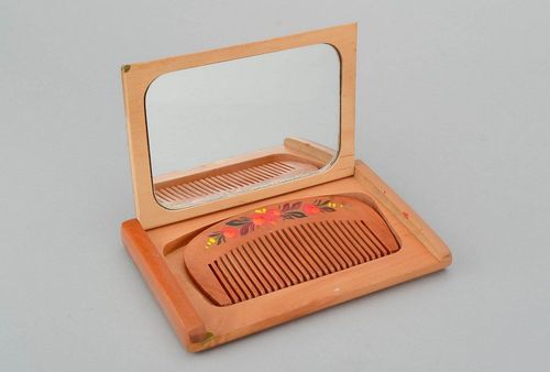 Set aus Holz: Taschenspiegel mit einem Haarkamm  - MADEheart.com