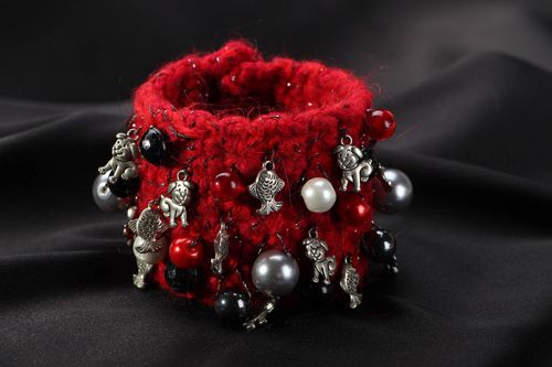 Bracelet rouge tricoté numérologique fait main - MADEheart.com