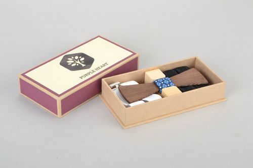 Gravata-borboleta de madeira num elástico feita à mão acessórios para homens  - MADEheart.com