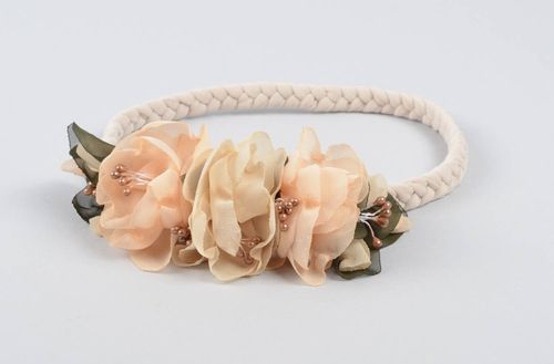Cremefarbenes Haarband mit Blume handmade Designer Schmuck Accessoire für Haare  - MADEheart.com