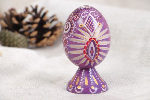 Huevo de Pascua de madera en soporte violeta en estilo étnico artesanal - MADEheart.com