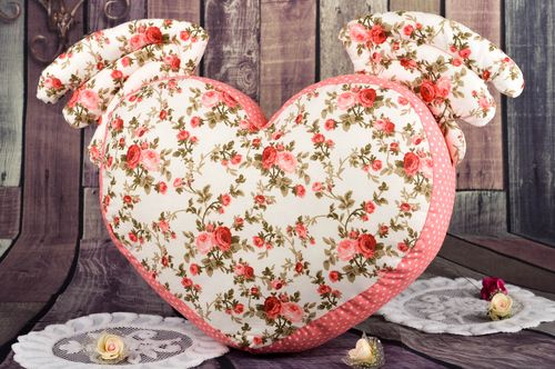 Heart shaped throw pillow with photo picture insert 14,17 inches 0,62 lb - MADEheart.com