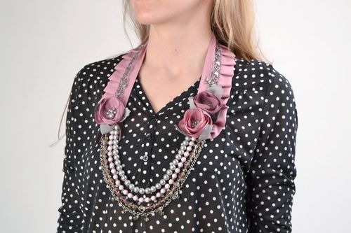 Gros collier en satin couleur mauve de design fait main fleurs Églantine  - MADEheart.com