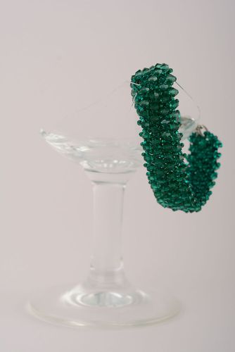 Bracelete de miçangas feito à mão em cor de esmeralda  - MADEheart.com