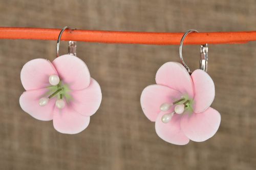 Pendientes artesanales con flores de arcilla polimérica de color rosado - MADEheart.com
