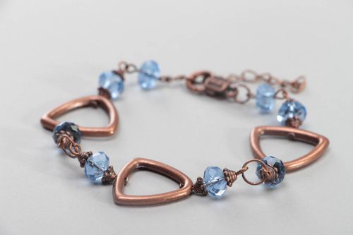 Bracelet sur chaîne en cuivre avec perles de verre bleues fait main élégant - MADEheart.com