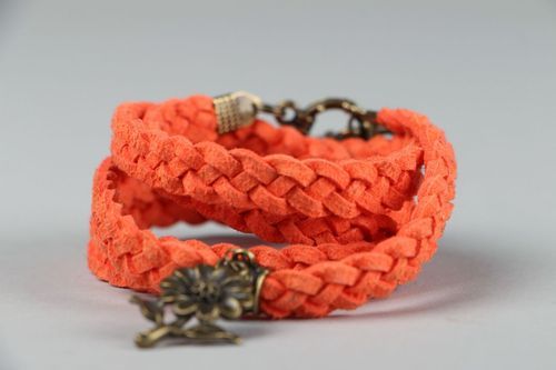 Rotes Wildleder-Armband mit Anhänger - MADEheart.com
