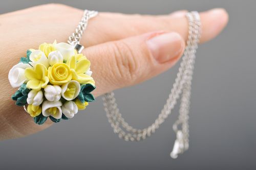 Colgante artesanal de arcilla polimérica con flores en cadena  - MADEheart.com