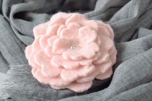 Broche artisanale rose en laine La Fleur - MADEheart.com
