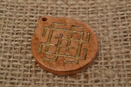 Slawischer runder künstlerischer Amulett Anhänger aus Holz handmade Weißgott - MADEheart.com