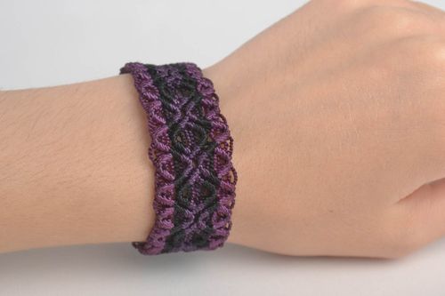 Pulsera hecha a mano de hilos violeta accesorios de moda bisutería artesanal - MADEheart.com