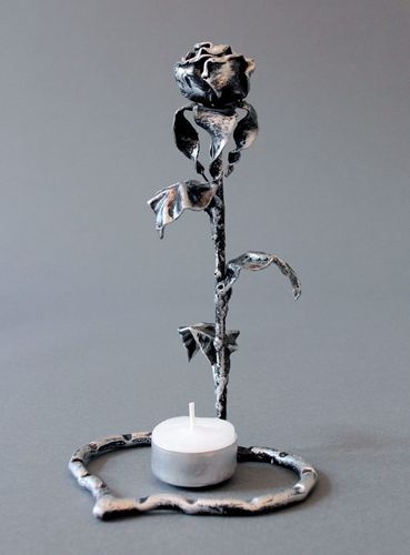 Geschmiedeter Kerzenhalter aus Metall Rose mit Herzen - MADEheart.com